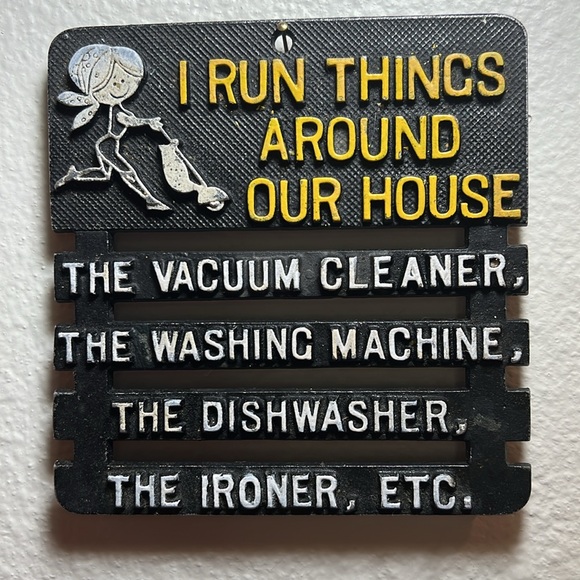 Vintage metal trivet with humorous saying: “I run things around here” - Picture 7 of 7